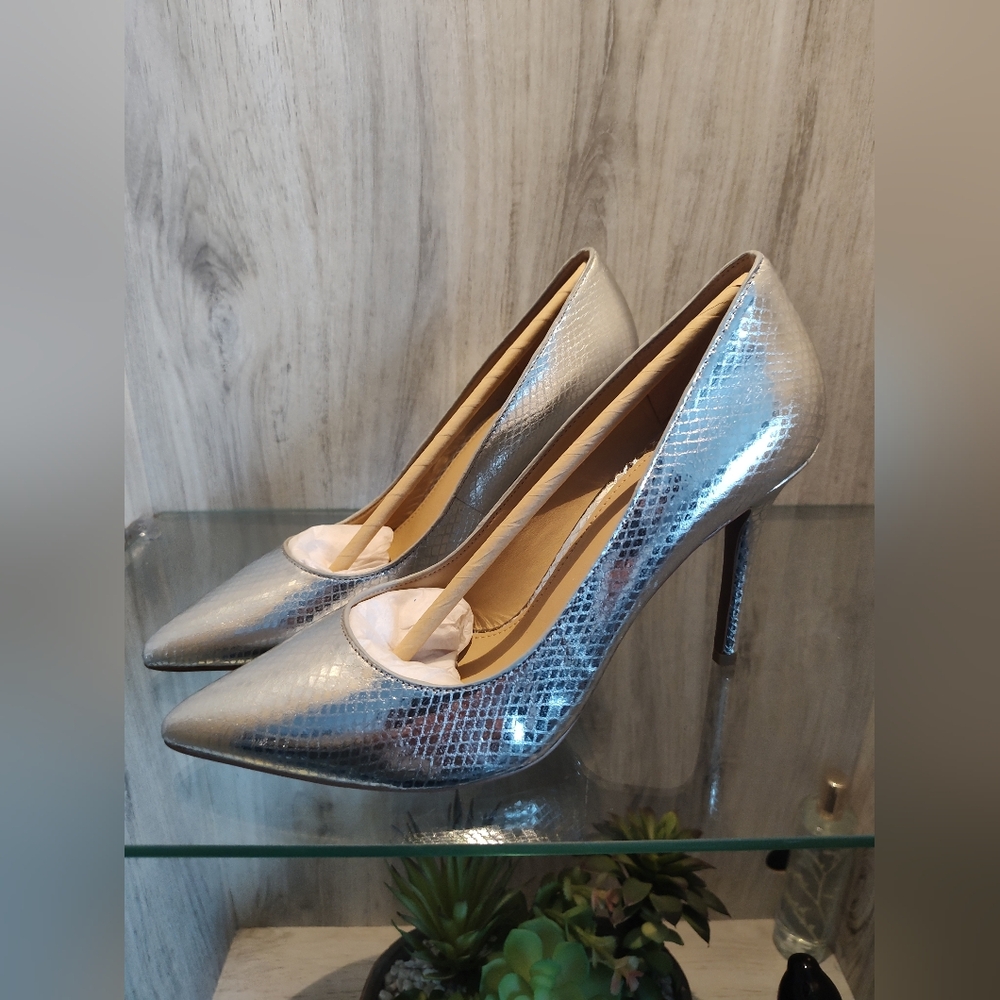 Michael Kors Claire Pump Metalic Silver Snakeskin Embossed Leather Size 7 - Picture 1 of 9